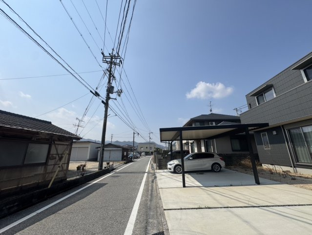 和気町日室　中古戸建の前面道路含む現地写真|南道路　幅員約３．８ｍです。
