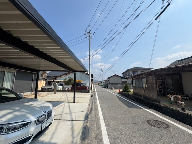 和気町日室　中古戸建の前面道路含む現地写真