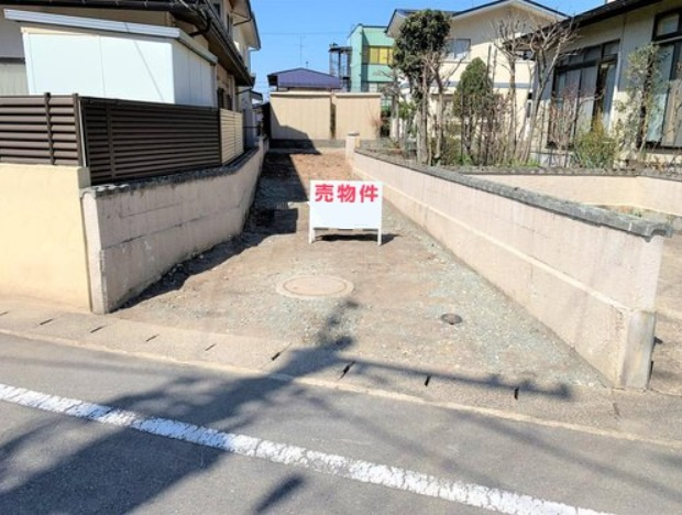 山形市松山三丁目4-7の前面道路含む現地写真