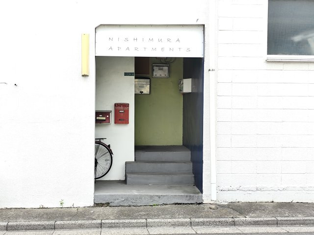 西村アパートメントのエントランス