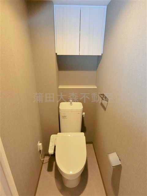 KDXレジデンス田園調布南のトイレ|吊戸棚付きの温水洗浄便座付きのトイレ