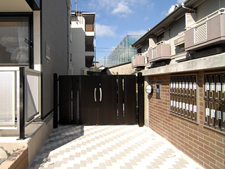 【エントランス】 | グレイスⅢ | オートロックゲート完備