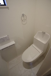 【トイレ】 | 【仲介手数料無料！！】府中市是政6丁目　新築戸建て（全3棟）A号棟　5080万円 | 1階トイレ