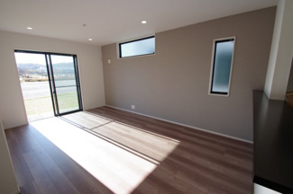 【居間・リビング】 | 【仲介手数料無料！！】府中市是政6丁目　新築戸建て（全3棟）A号棟　5080万円