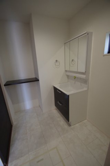 【脱衣所】 | 【仲介手数料無料！！】府中市是政6丁目　新築戸建て（全3棟）A号棟　5080万円