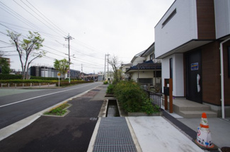 【前面道路含む現地写真】