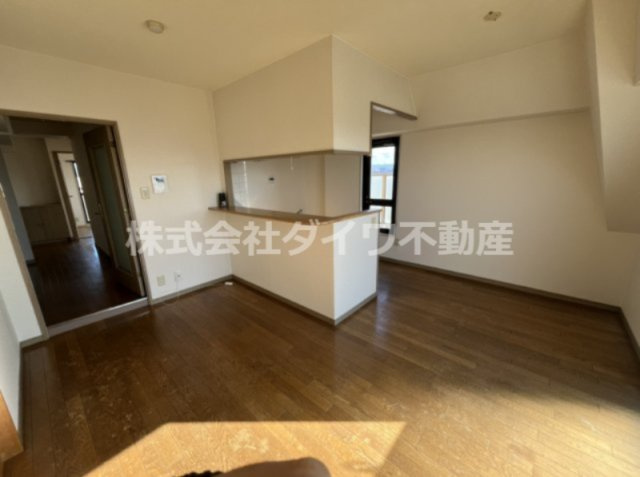 グローリアス岡崎戸崎町の居間・リビング