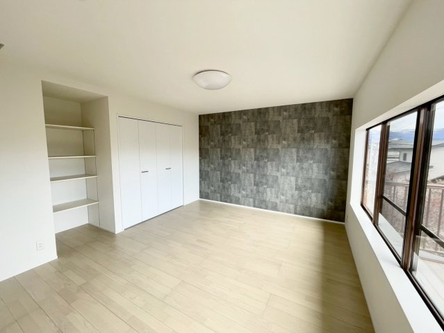 長野市三輪中古戸建の洋室|日当たり風通しともに良好！明るく朝を迎えられるつくりになっています♪