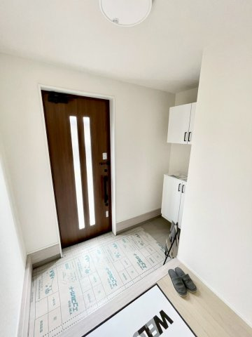 長野市三輪中古戸建の玄関|玄関ホールはお買い物の手荷物など楽々おける広さです♪