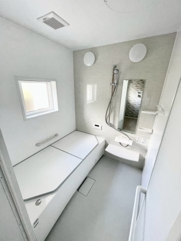 長野市三輪中古戸建の浴室|窓もあるので換気などもしっかりできます！！