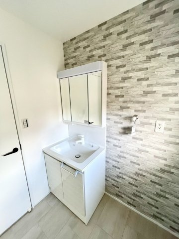 長野市三輪中古戸建の独立洗面台|洗濯機を置いても余裕の広さ！鏡の裏には収納スペース付き！