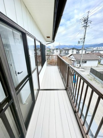 長野市三輪中古戸建のバルコニー|日当たり良好な広いバルコニー！洗濯物の出し入れなど楽々できちゃいます♪