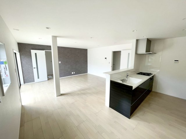 長野市三輪中古戸建の居間・リビング|大きな窓で日当たり良好♪広いリビングはご家族でゆっくりくつろぎたい方にオススメです！