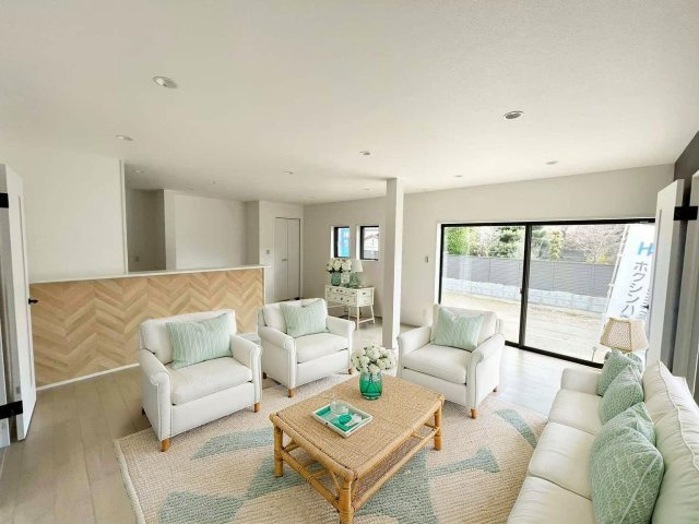 長野市三輪中古戸建の居間・リビング|大きな窓で日当たり良好♪広いリビングはご家族でゆっくりくつろぎたい方にオススメです！
※CGで家具を配置しています