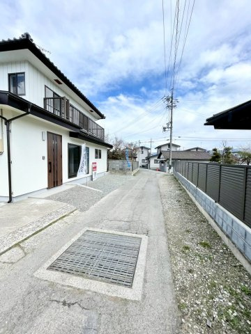 長野市三輪中古戸建の前面道路含む現地写真