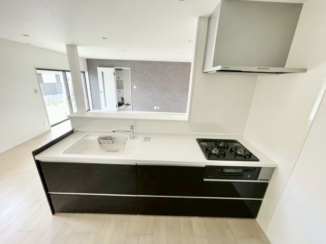 長野市三輪中古戸建のキッチン|家族の会話が弾む開放的なカウンターキッチンです♪