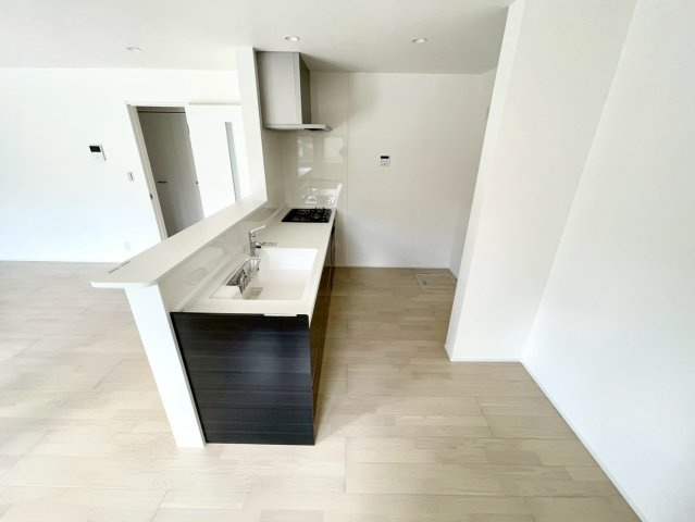 長野市三輪中古戸建のキッチン|家族の会話が弾む開放的なカウンターキッチンです♪