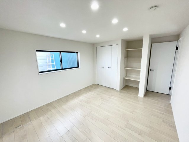 長野市三輪中古戸建の洋室|日当たり風通しともに良好！明るく朝を迎えられるつくりになっています♪