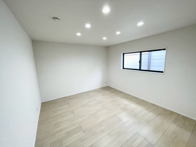 長野市三輪中古戸建の洋室|日当たり風通しともに良好！明るく朝を迎えられるつくりになっています♪