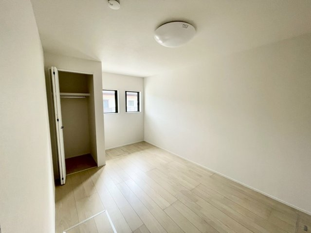 長野市三輪中古戸建の洋室|日当たり風通しともに良好！明るく朝を迎えられるつくりになっています♪