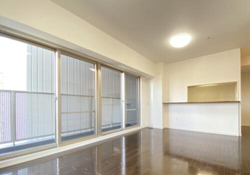 ロイヤルメドゥ香里園タワーの居間・リビング|リビング16.6帖　床暖房付き
■物件内覧・資金計画相談・住宅ローン相談、リフォーム相談、お問合せ受付中■
※当日・翌日のご内覧、ご相談はお電話でのお問合せがスムーズです！