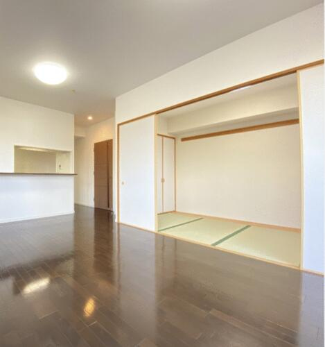 ロイヤルメドゥ香里園タワーのダイニング|リビング16.6帖　床暖房付き
■物件内覧・資金計画相談・住宅ローン相談、リフォーム相談、お問合せ受付中■
※当日・翌日のご内覧、ご相談はお電話でのお問合せがスムーズです！