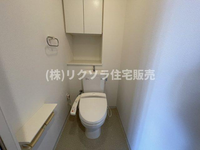 ロイヤルメドゥ香里園タワーのトイレ|温水洗浄便座付き
■物件内覧・資金計画相談・住宅ローン相談、リフォーム相談、お問合せ受付中■
※当日・翌日のご内覧、ご相談はお電話でのお問合せがスムーズです！