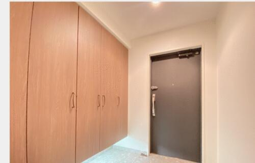 ロイヤルメドゥ香里園タワーの内装|玄関内部　玄関収納付き
■物件内覧・資金計画相談・住宅ローン相談、リフォーム相談、お問合せ受付中■
※当日・翌日のご内覧、ご相談はお電話でのお問合せがスムーズです！