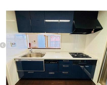 ロイヤルメドゥ香里園タワーのキッチン|食器洗い乾燥機付き・ビルトイン三口コンロ
■物件内覧・資金計画相談・住宅ローン相談、リフォーム相談、お問合せ受付中■
※当日・翌日のご内覧、ご相談はお電話でのお問合せがスムーズです！