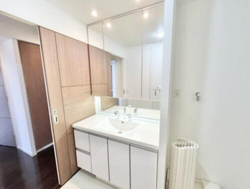 ロイヤルメドゥ香里園タワーの独立洗面台|三面鏡付き独立洗面台
■物件内覧・資金計画相談・住宅ローン相談、リフォーム相談、お問合せ受付中■
※当日・翌日のご内覧、ご相談はお電話でのお問合せがスムーズです！