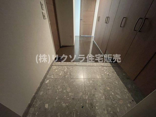 ロイヤルメドゥ香里園タワーの内装|玄関収納付き
■物件内覧・資金計画相談・住宅ローン相談、リフォーム相談、お問合せ受付中■
※当日・翌日のご内覧、ご相談はお電話でのお問合せがスムーズです！