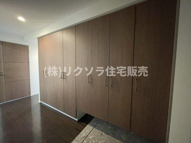 ロイヤルメドゥ香里園タワーの収納|大容量シューズボックス
■物件内覧・資金計画相談・住宅ローン相談、リフォーム相談、お問合せ受付中■
※当日・翌日のご内覧、ご相談はお電話でのお問合せがスムーズです！