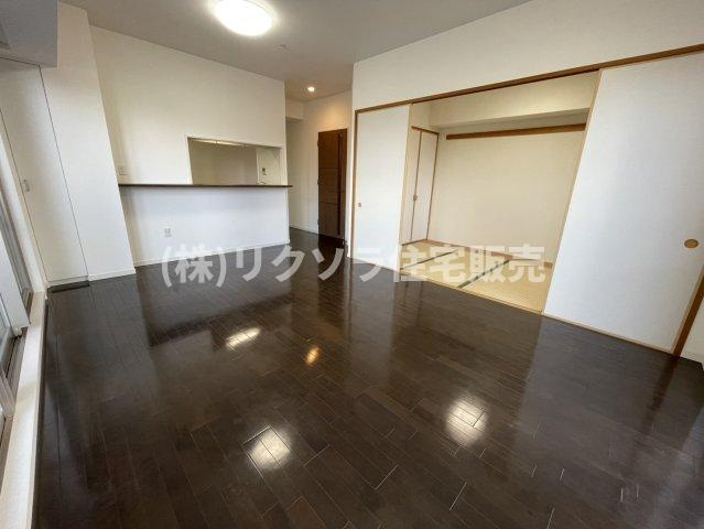 ロイヤルメドゥ香里園タワーの居間・リビング|LDK10.0帖
■物件内覧・資金計画相談・住宅ローン相談、リフォーム相談、お問合せ受付中■
※当日・翌日のご内覧、ご相談はお電話でのお問合せがスムーズです！