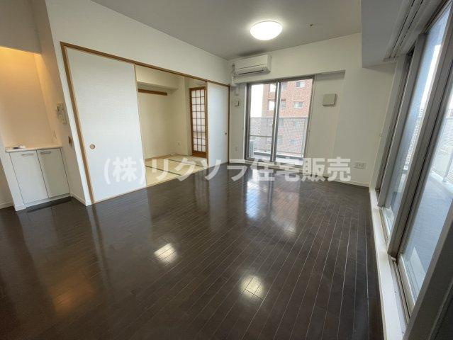 ロイヤルメドゥ香里園タワーの居間・リビング|LDK10.0帖
■物件内覧・資金計画相談・住宅ローン相談、リフォーム相談、お問合せ受付中■
※当日・翌日のご内覧、ご相談はお電話でのお問合せがスムーズです！