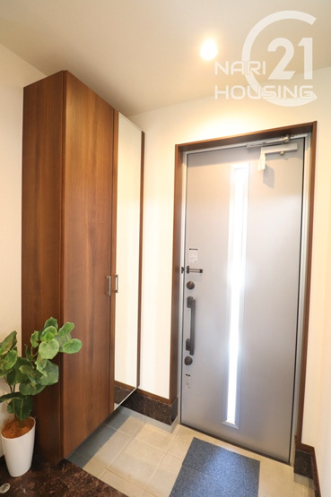 【内装】 | 昭島市大神町4丁目　中古戸建 | 全身鏡付きのシューズボックス