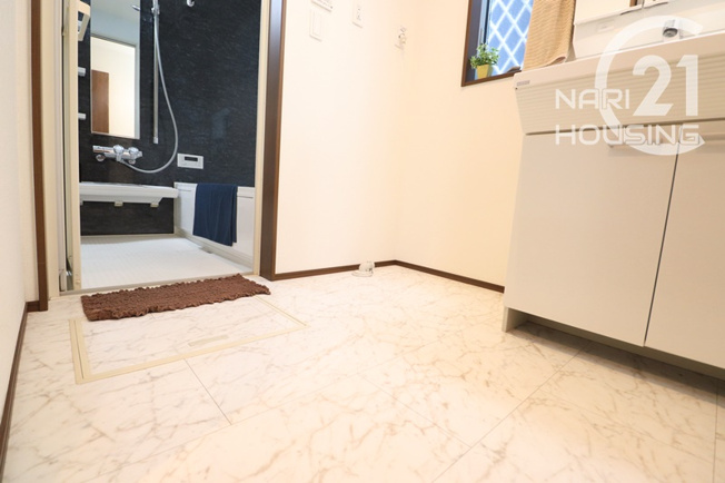 【脱衣所】 | 昭島市大神町4丁目　中古戸建 | 脱衣場