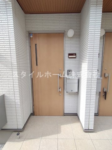 フォレストメゾン蔵子のエントランス|同建物内別部屋の写真です。