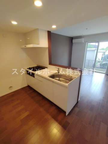 フォレストメゾン蔵子の居間・リビング|同建物内別部屋の写真です。