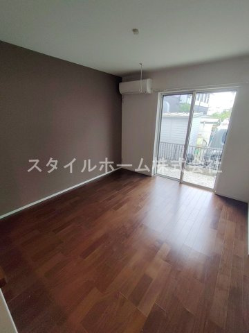 フォレストメゾン蔵子の居間・リビング|同建物内別部屋の写真です。