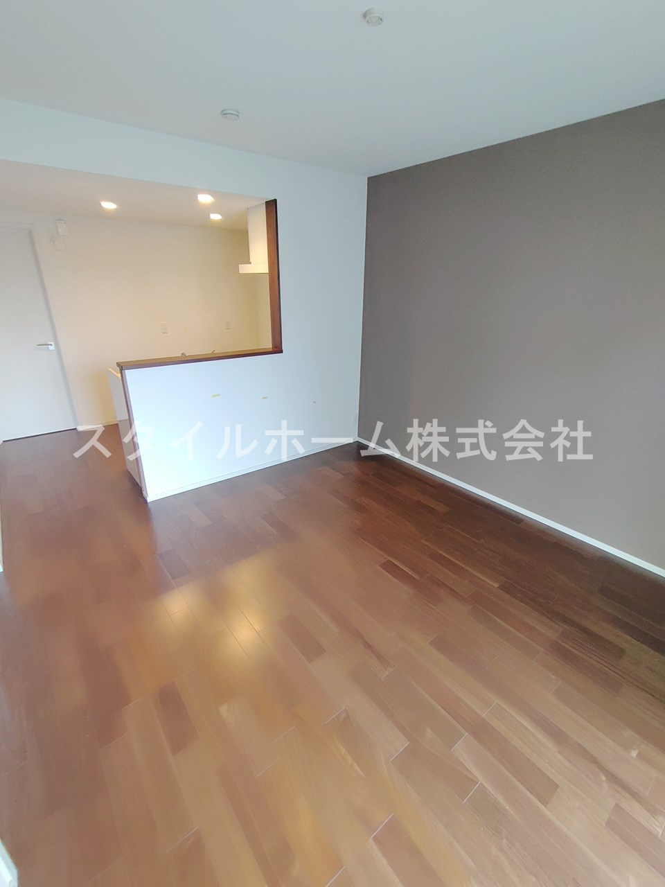 フォレストメゾン蔵子の居間・リビング|同建物内別部屋の写真です。