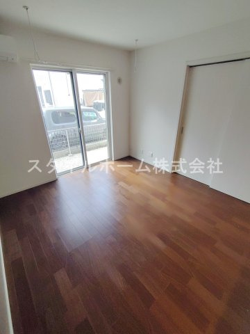 フォレストメゾン蔵子の居間・リビング|同建物内別部屋の写真です。