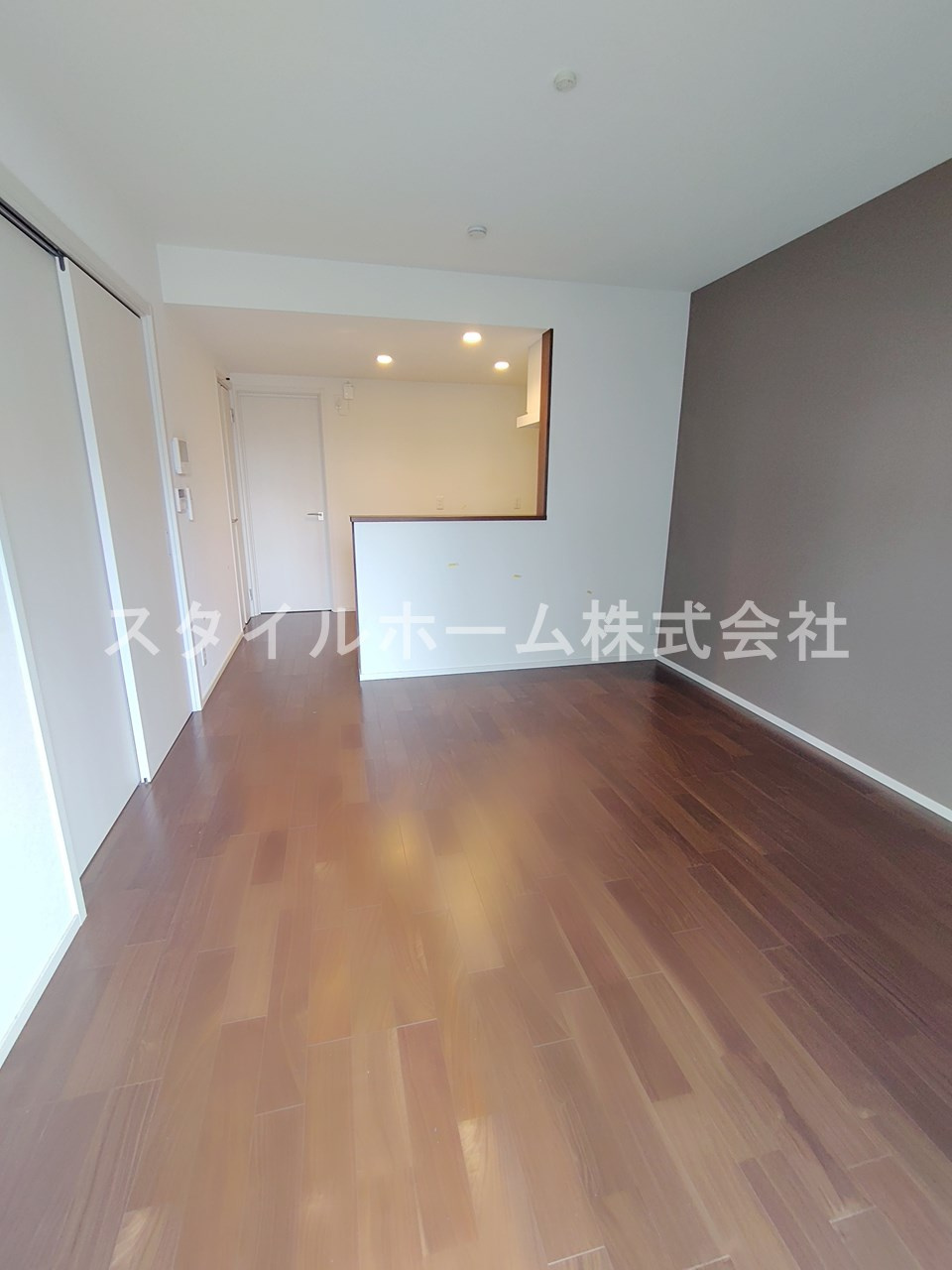 フォレストメゾン蔵子の居間・リビング|同建物内別部屋の写真です。