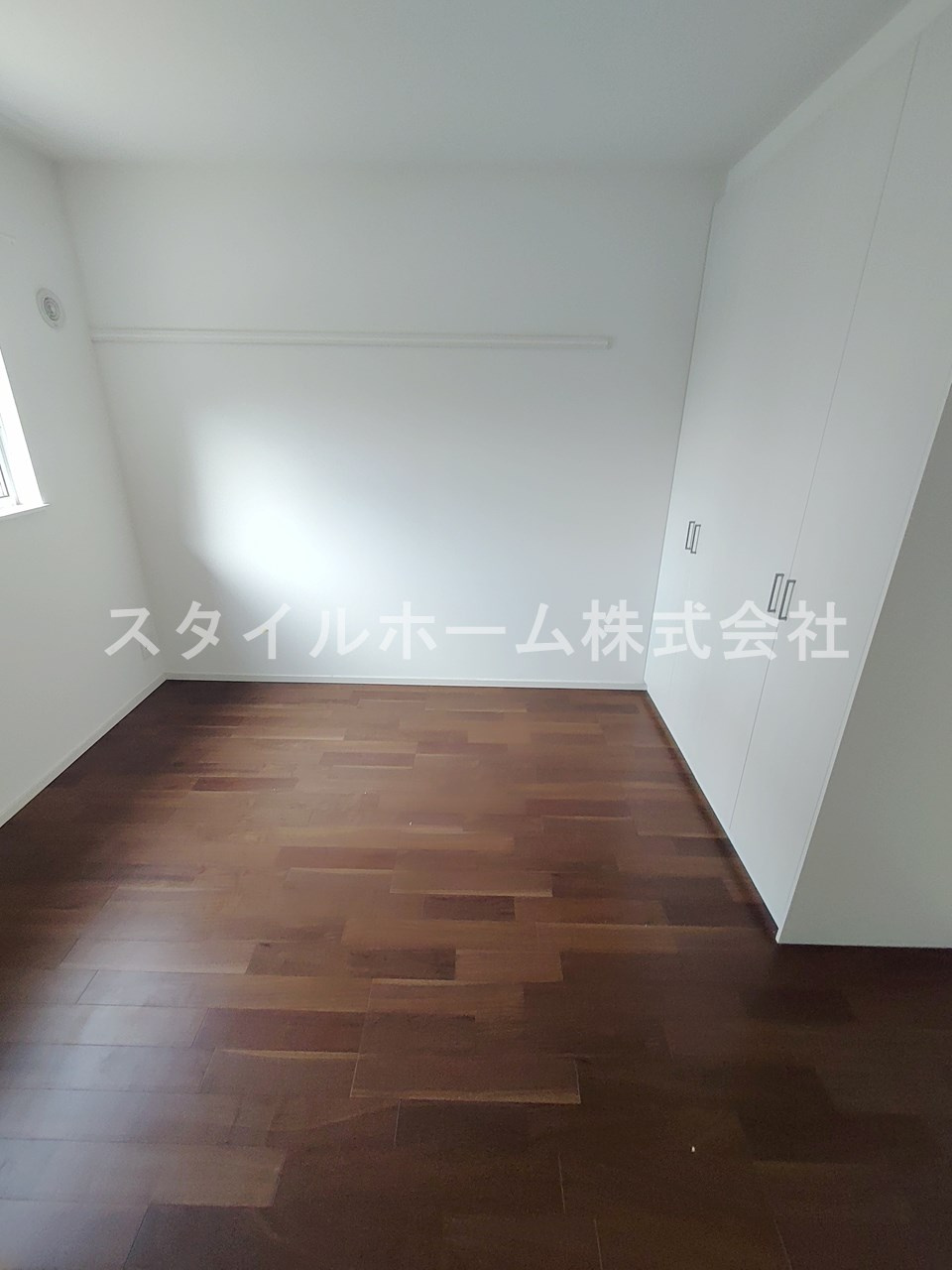 フォレストメゾン蔵子の居間・リビング|同建物内別部屋の写真です。