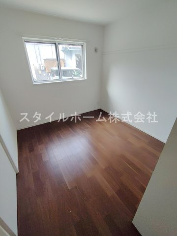 フォレストメゾン蔵子の居間・リビング|同建物内別部屋の写真です。