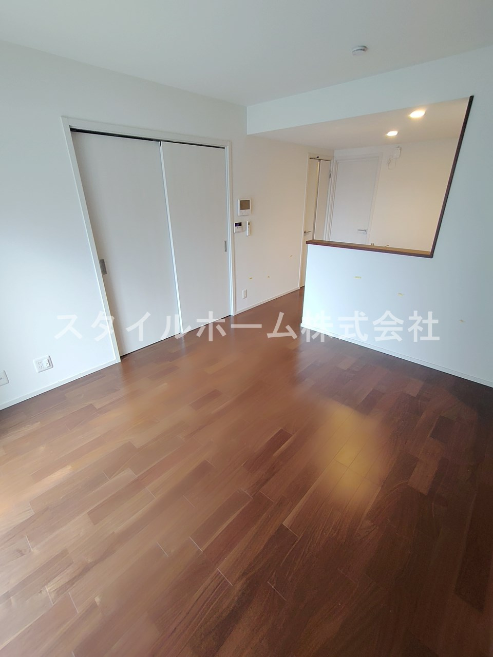 フォレストメゾン蔵子の居間・リビング|同建物内別部屋の写真です。