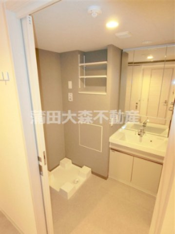 KDXレジデンス田園調布南の洗面所|3面鏡の独立洗面台　洗濯機置き場　洗面脱衣所