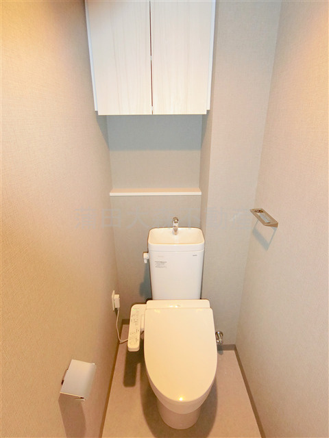 KDXレジデンス田園調布南のトイレ|吊戸棚と温水洗浄便座付きのトイレ