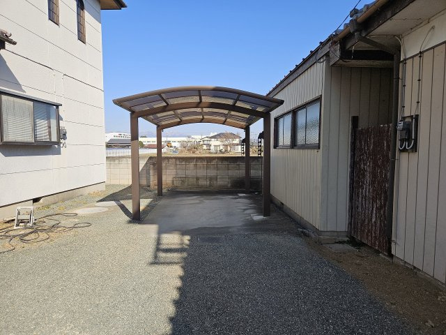 寄合町　中古戸建の駐車場|車をお持ちの方に嬉しいカーポート付きの物件です
