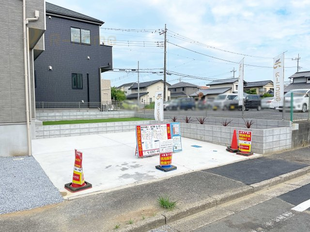 取手市西I　新築戸建て　B号棟の駐車場|カースペースは3台完備。ゲスト用のスペースも確保できますね♪