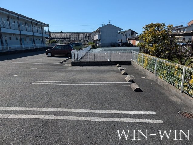 ユイロン・栄の駐車場